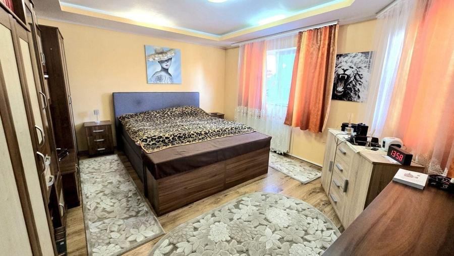 Casă individuală cu 7 camere cu Canalizare în Botizului