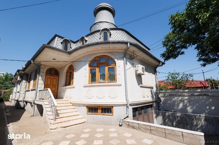 Casă cu 5 camere cu Teren 1000 Mp în Piața Centrală