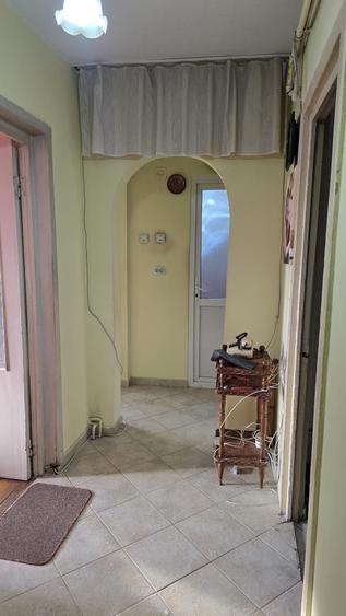 Apartament cu 3 camere decomandat în Est