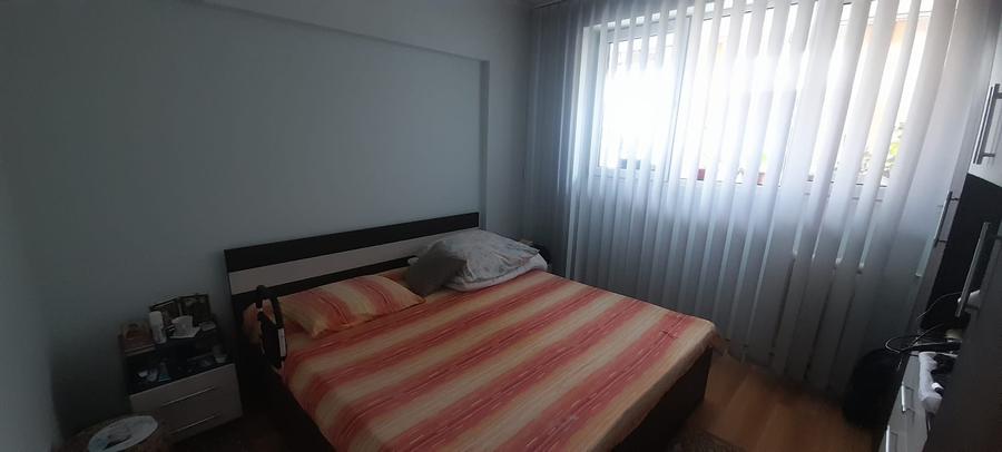 Apartament cu 3 camere decomandat în Drumul Taberei