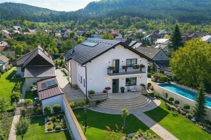 Casă individuală cu 5 camere cu Teren 965 Mp în Exterior Est