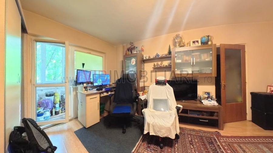 Apartament cu 4 camere semidecomandat, mobilat în Văcăresti