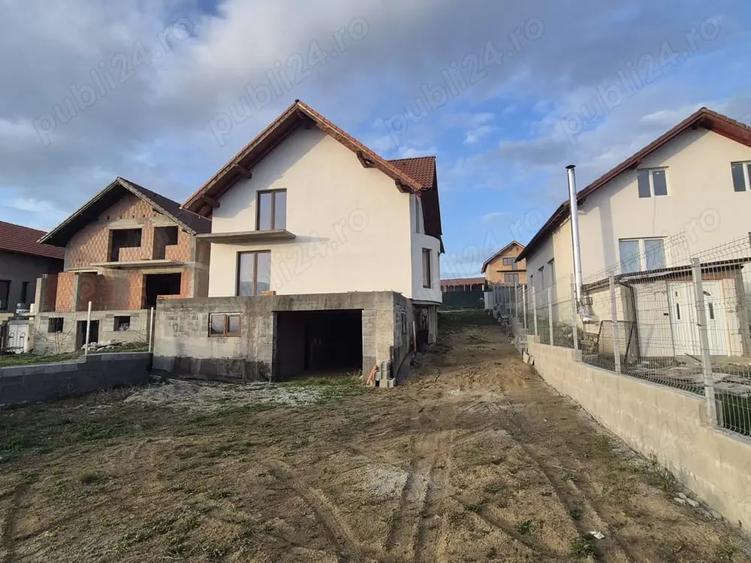 Casă cu 6 camere cu Teren 500 Mp în Șura Mare