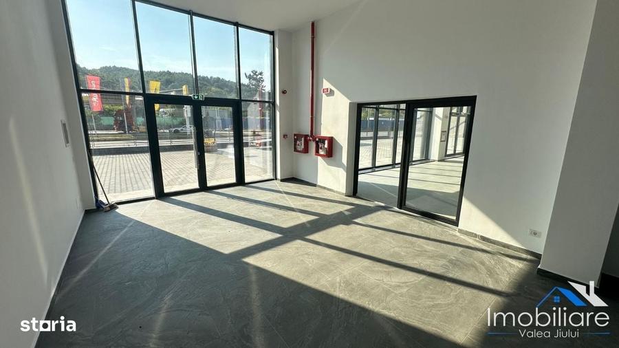 Spațiu comercial, de 550 mp, în Petros