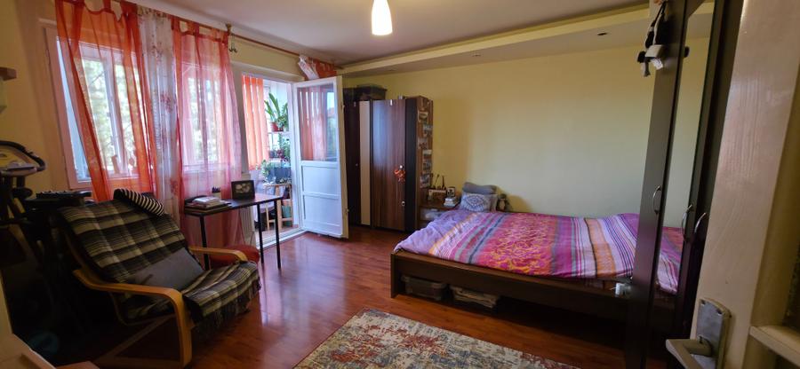 Apartament cu 3 camere decomandat în Lipovei