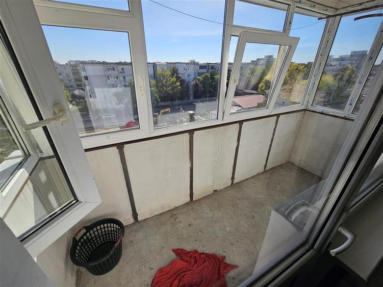 Apartament cu 3 camere decomandat în Buzaului