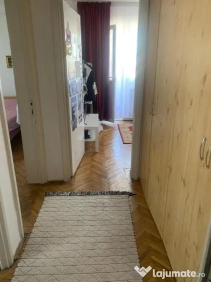 Apartament cu 3 camere semidecomandat, mobilat în Central