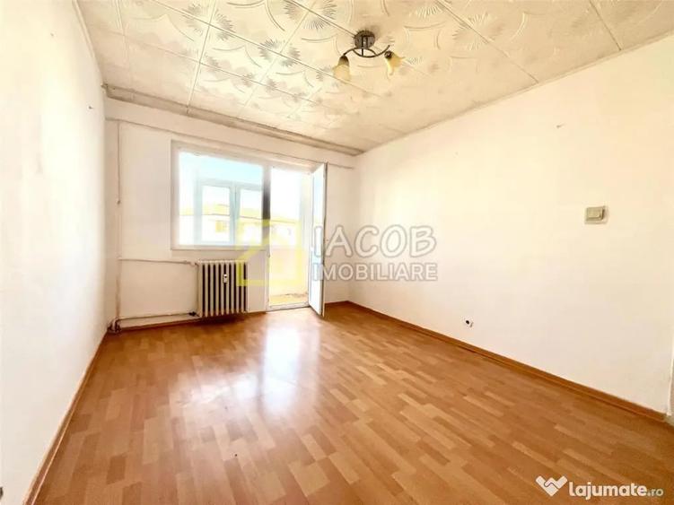 Apartament cu 3 camere semidecomandat în Milcov