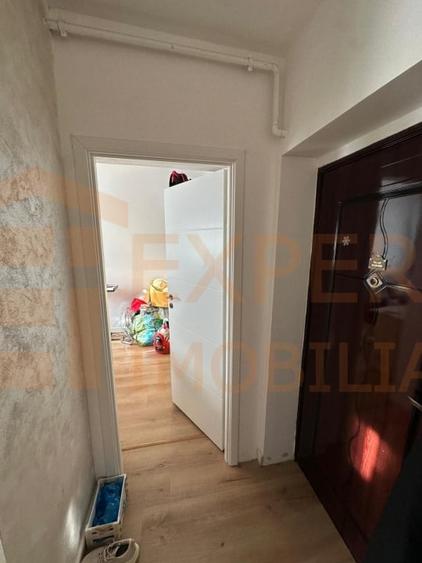 Apartament cu 3 camere semidecomandat, mobilat în Dacia