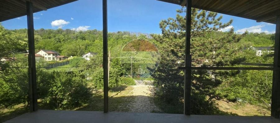 Casă individuală cu 5 camere cu Teren 3400 Mp în Valea Voievozilor