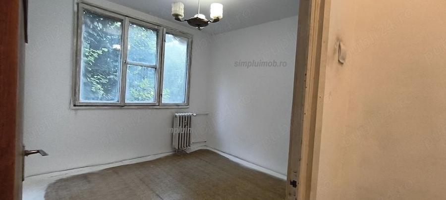 Apartament cu 3 camere semidecomandat în Berceni