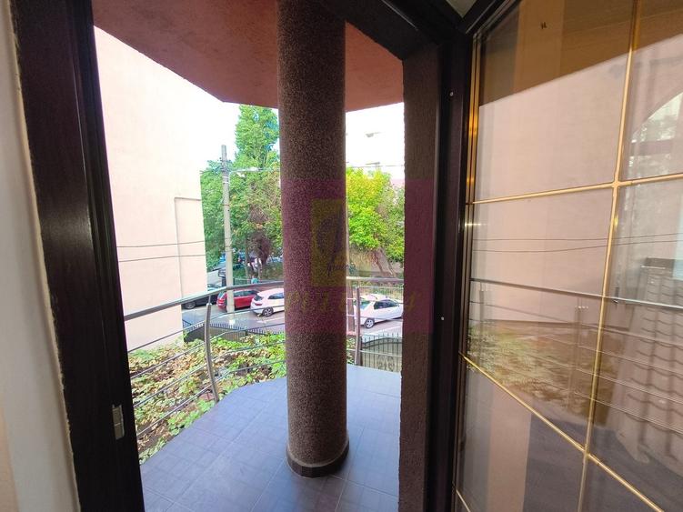 Casă individuală cu 7 camere cu Canalizare în Vitan Mall