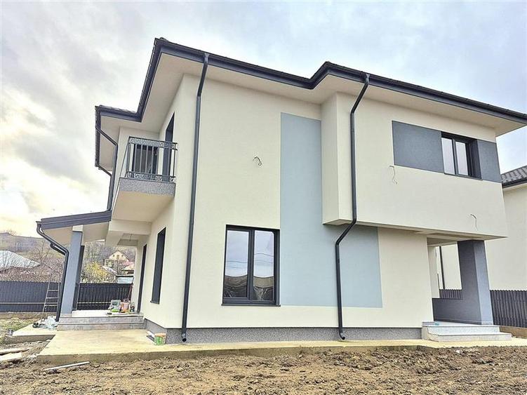 Apartament cu 4 camere decomandat în Lețcani