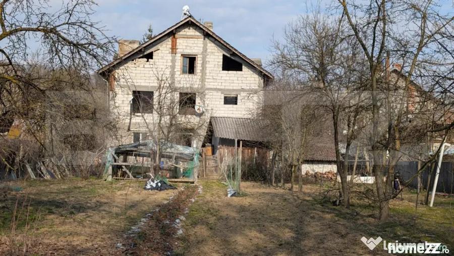 Casă cu 7 camere cu Teren 1656 Mp în Central