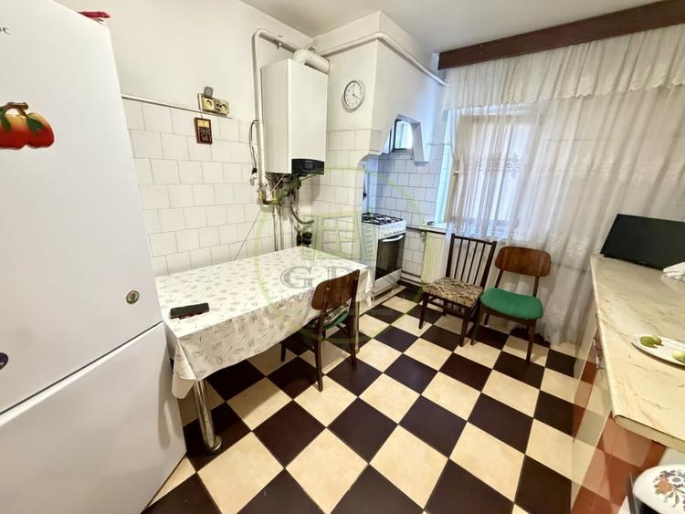 Apartament cu 4 camere decomandat, mobilat în Craiovița Nouă