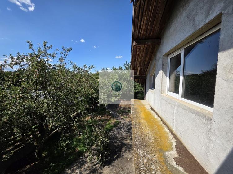 Casă cu 8 camere cu Canalizare în Central