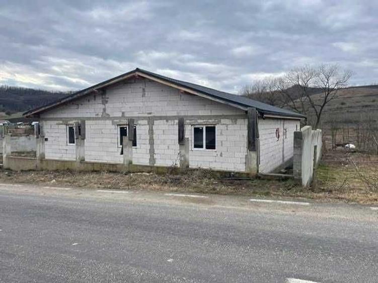 Casă cu 3 camere decomandat în Dârlos