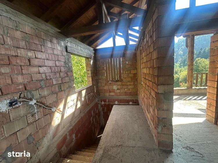 Casă cu 9 camere cu Teren 2342 Mp în Piatra Șoimului
