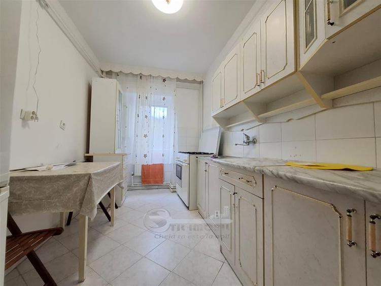 Apartament cu 3 camere decomandat, mobilat în Dacia