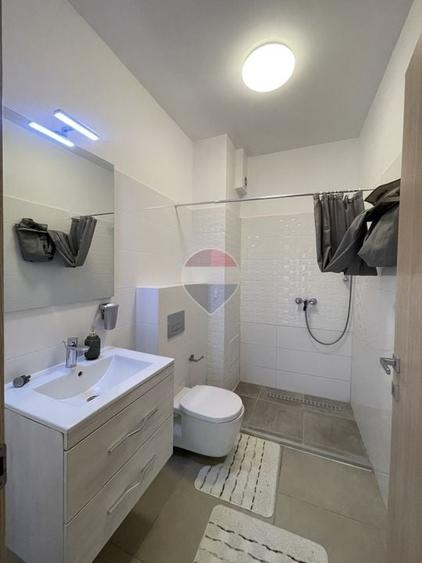 Apartament cu 3 camere semidecomandat, mobilat în Pipera