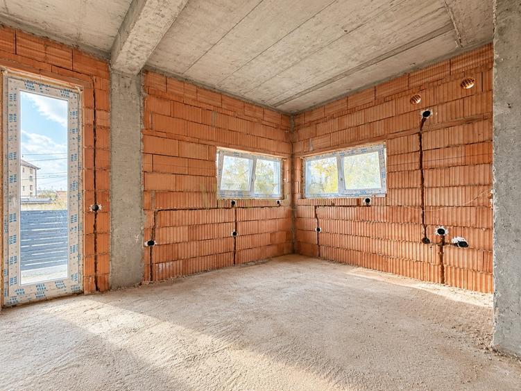 Apartament cu 4 camere semidecomandat în Mărăști