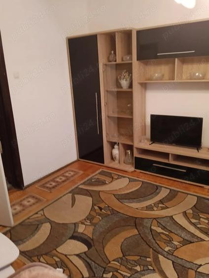 Apartament cu 4 camere semidecomandat în Dacia