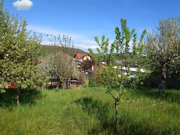 Casă individuală cu 9 camere cu Teren 2339 Mp în Exterior Nord