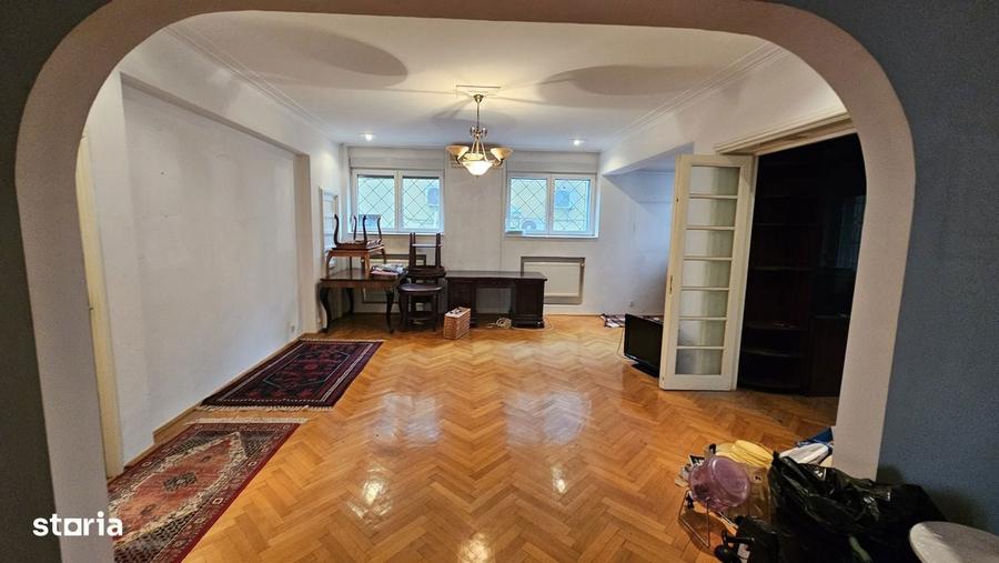 Casă cu 6 camere cu Garaj în Domenii