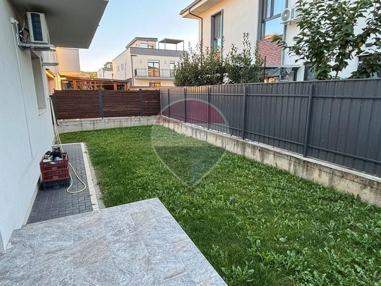 Duplex cu 5 camere cu Teren 250 Mp în Florești