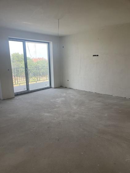 Apartament cu 3 camere semidecomandat în Dara