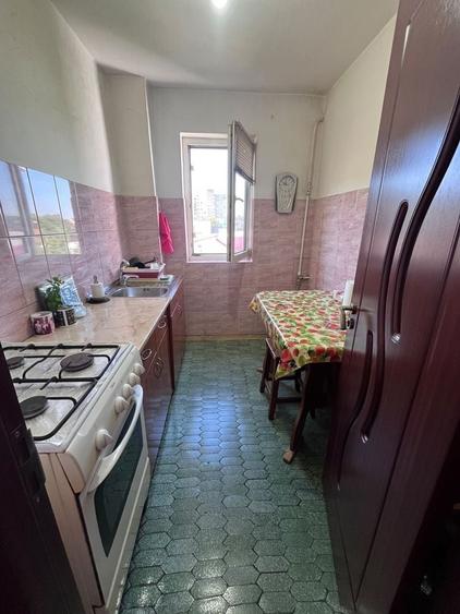 Apartament cu 3 camere semidecomandat în Rovine