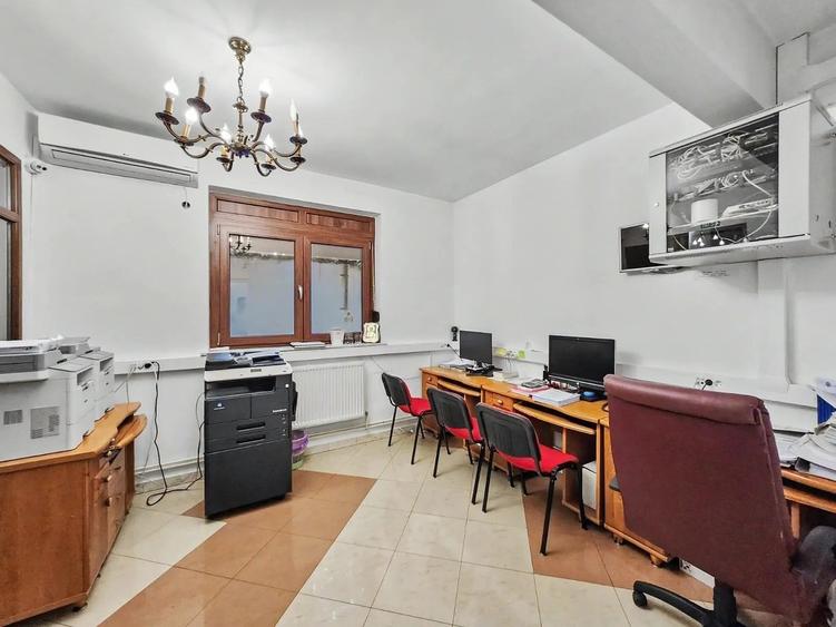 Casă individuală cu 8 camere decomandat cu Canalizare în Dorobanți