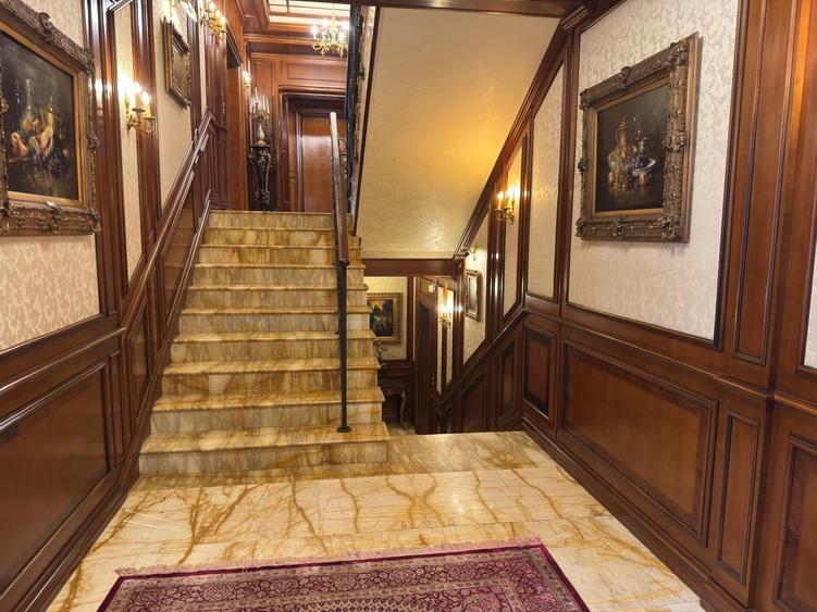 Casă cu 9 camere cu Garaj în Primăverii