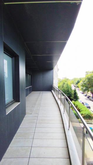 Apartament cu 4 camere semidecomandat în Herăstrău