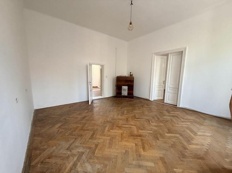 Apartament cu 3 camere semidecomandat în P-ța Maria