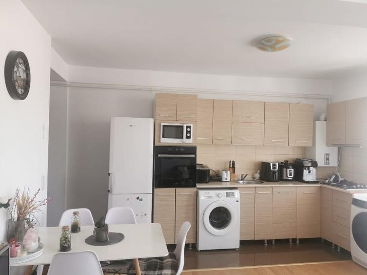 Apartament cu 3 camere decomandat, mobilat în Independenței