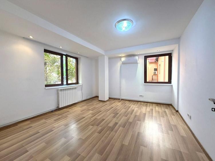 Casă individuală cu 5 camere cu Canalizare în Banu Manta