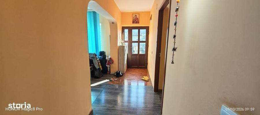 Casă cu 3 camere decomandat în Cristești