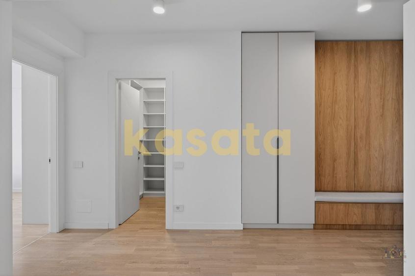Apartament cu 4 camere semidecomandat, mobilat în Central