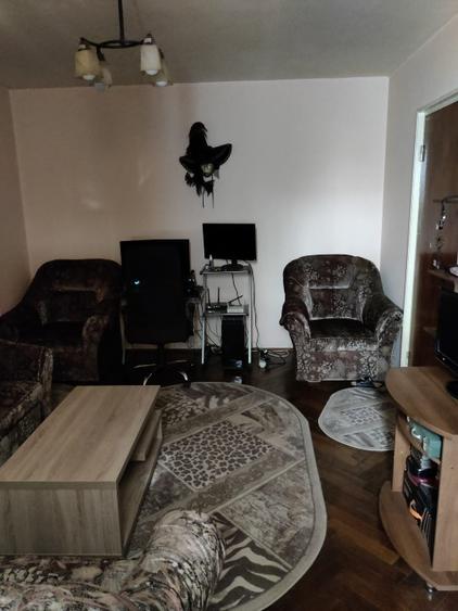 Apartament cu 3 camere semidecomandat în Far