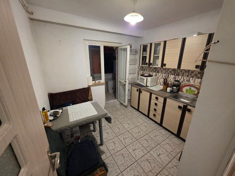 Apartament cu 3 camere decomandat în Km 4-5