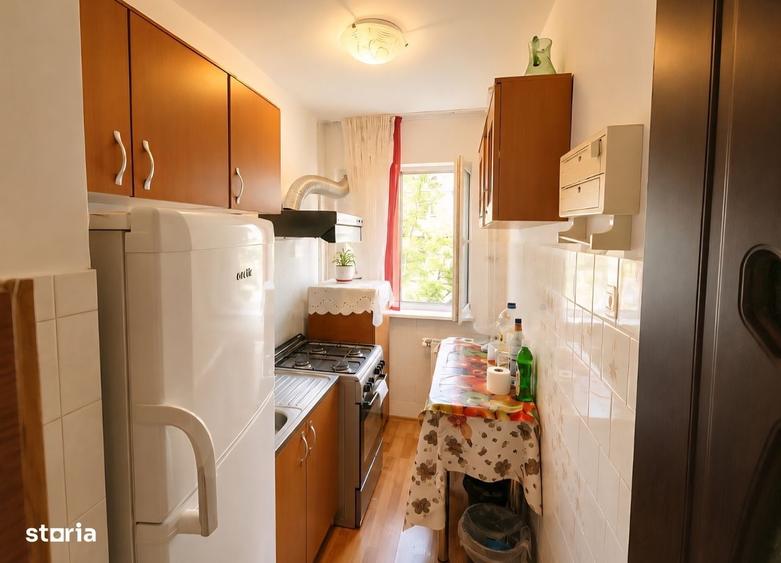 Apartament cu 3 camere semidecomandat în Craiovița Nouă