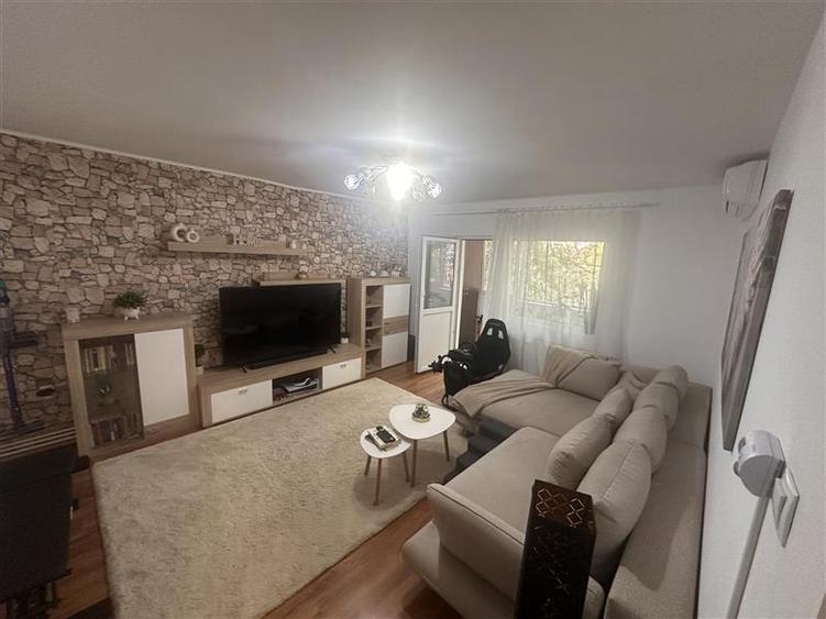 Apartament cu 3 camere decomandat, mobilat în Dâmbovița