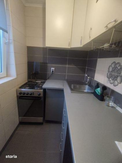 Apartament cu 3 camere semidecomandat, mobilat în Central