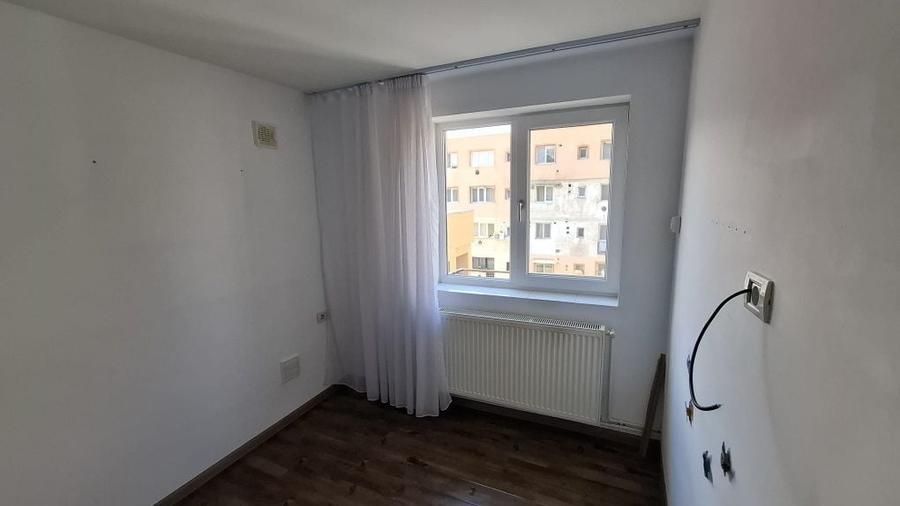 Apartament cu 3 camere semidecomandat în Exterior Vest