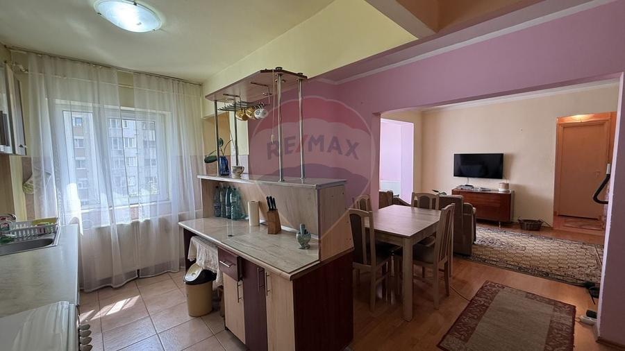 Apartament cu 2 camere semidecomandat, mobilat în Decebal