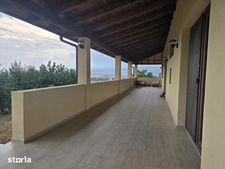 Casă cu 4 camere cu Teren 1239 Mp în Cetate