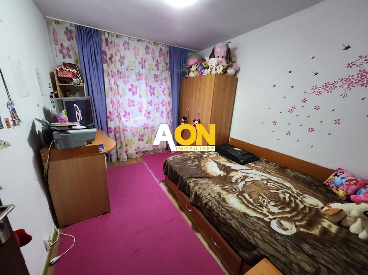 Apartament cu 4 camere decomandat în Cetate