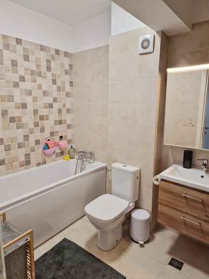 Apartament cu 3 camere decomandat în Roșu