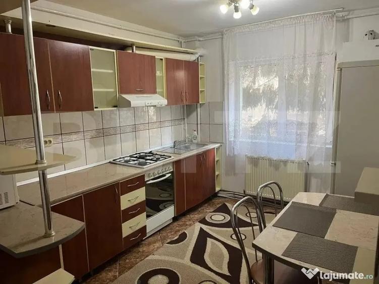 Apartament cu 3 camere semidecomandat în Decebal